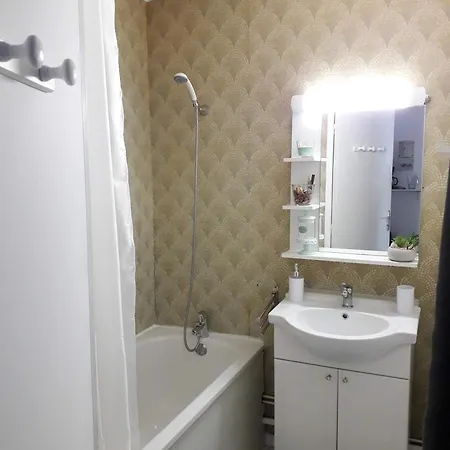 Apartment Le Venizio - Classe 2 Etoiles - T2 Climatise, Avec Terrasse, Parking, Pret De Velos, 10 Minutes A Pied Gare Et Centre Sete